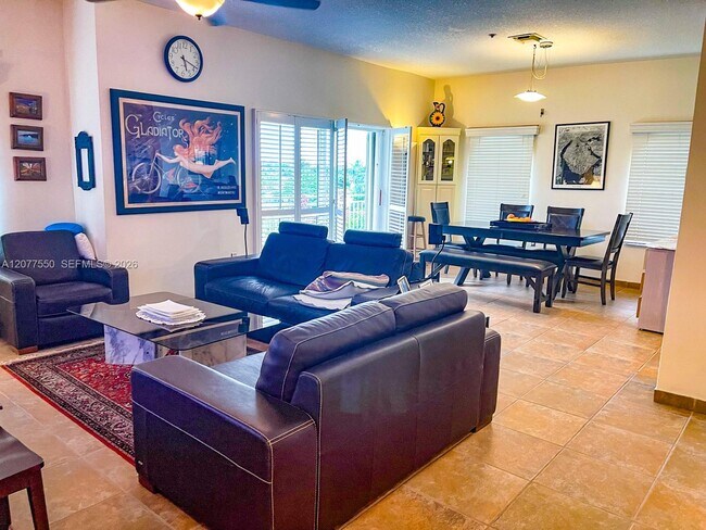 9008 Collins Ave Unidad 402