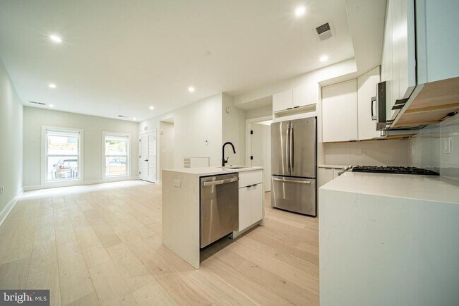 Building Photo - 1117 24th St NW Unit 4 Rental