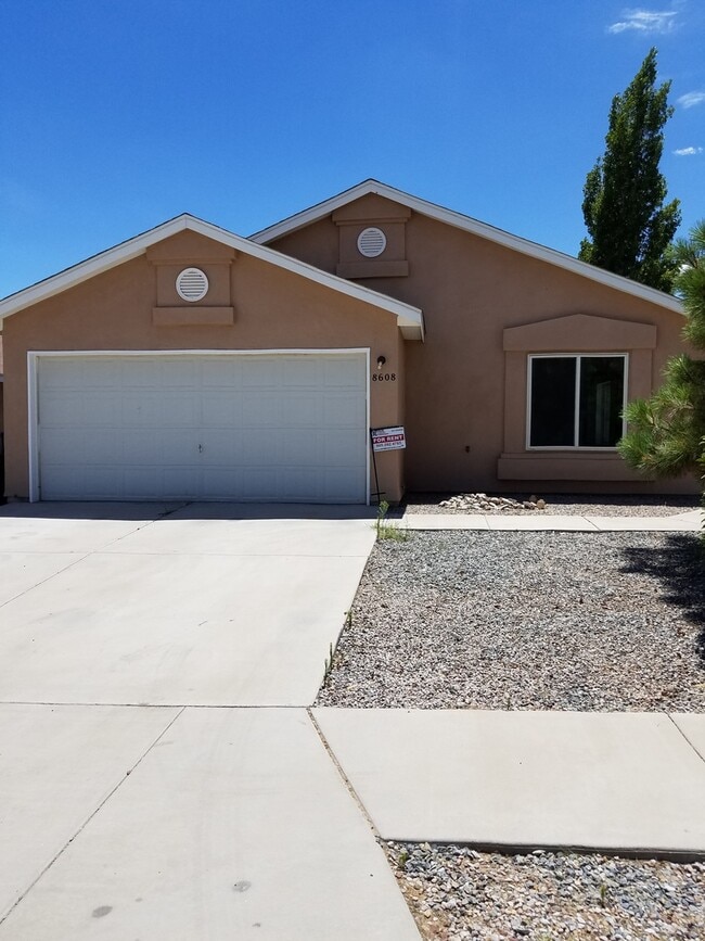 Building Photo - Beautiful 3 bedroom 2 bath in SW