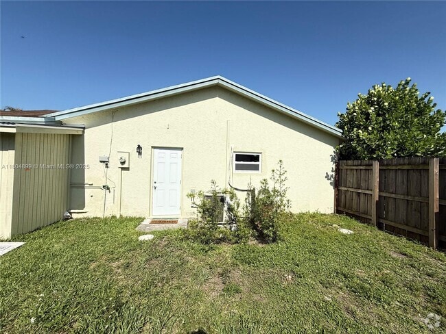 Building Photo - 5137 NW 28th St Unit 0 Rental