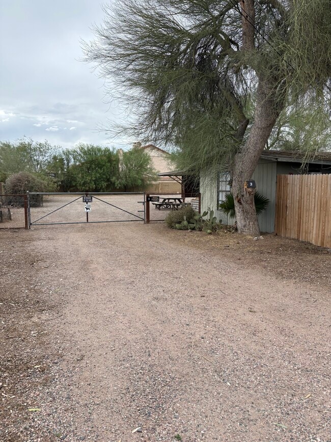 Building Photo - 250 S Grand Dr Unit 3