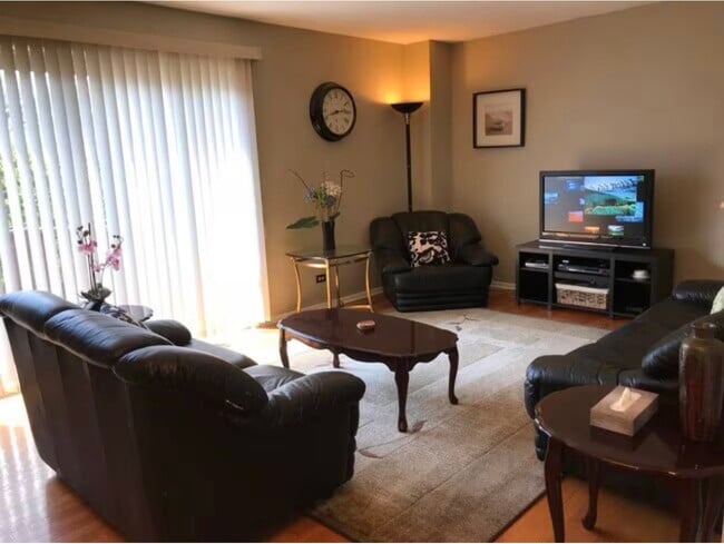 Living Room Furnished - 553 W Park Ave Unit A