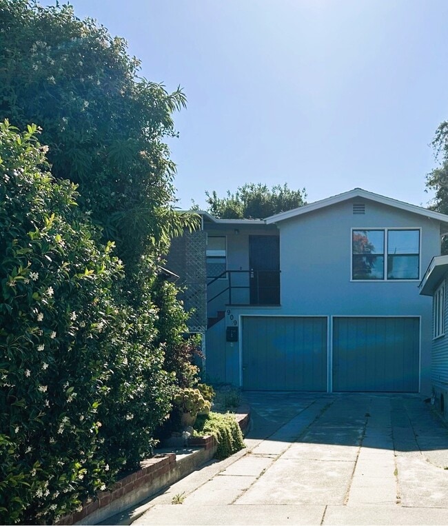 Photo - 909 E St House