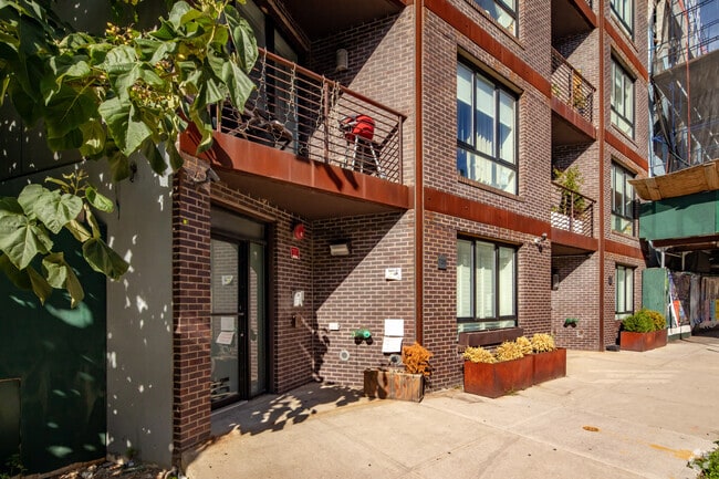 Photo - 735 Bergen St