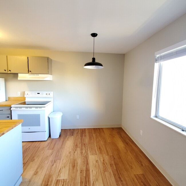 Kitchen and dining area - 3161 Madison Ave Unit #P419