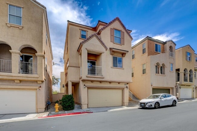 Building Photo - Spacious 3 Bedroom + Office/Den & 3 Bath Home for Rent