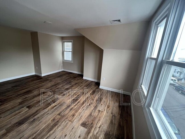 Photo - 562 Summer St