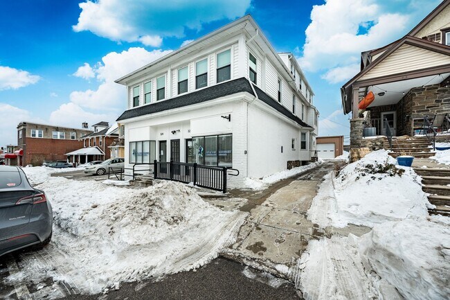 Building Photo - 324-326 Darby Rd-1R Unit 1R