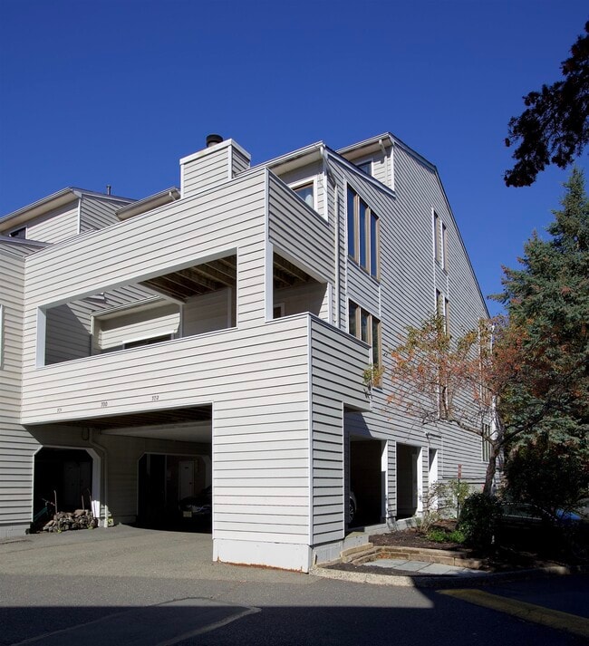 Building Photo - 702 Mainsail Ln