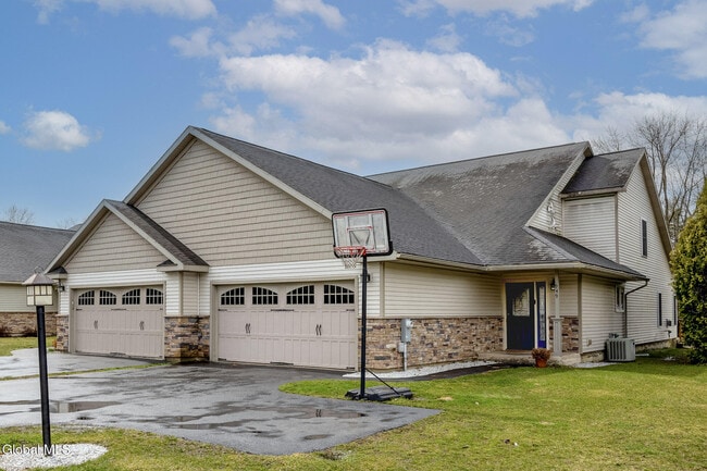 Building Photo - 949 Hudson Ave