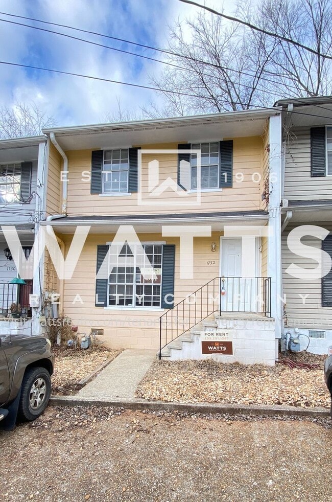 Building Photo - 2 Bedroom Southside Townhouse