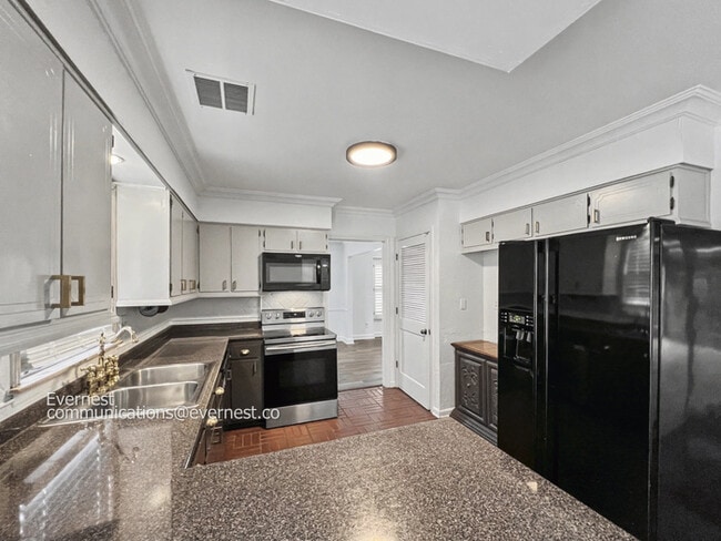 Photo - Beautiful 4-Bedroom Home with Modern Amenities / Pet-Friendly / Available Now!