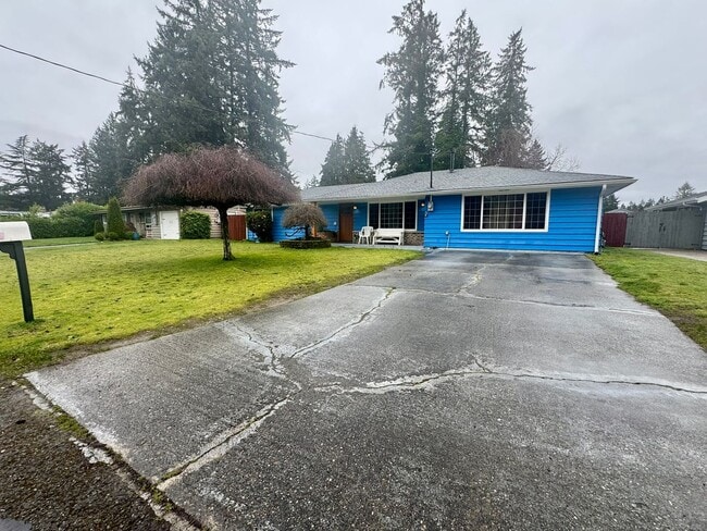 Photo - Charming 3-Bedroom Home in Lakewood with Spacious Yard & Modern Comforts