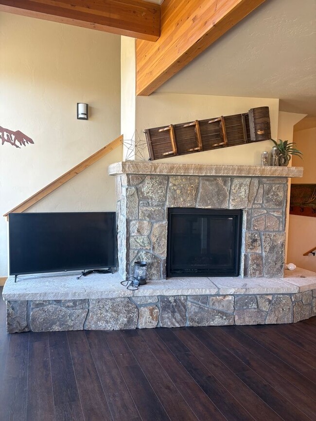 Building Photo - Beautiful Furnished Townhome with infared ...