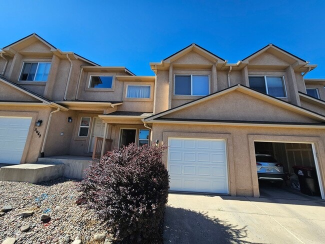 Building Photo - 3 Bed 4 bath Townhome in University Village!