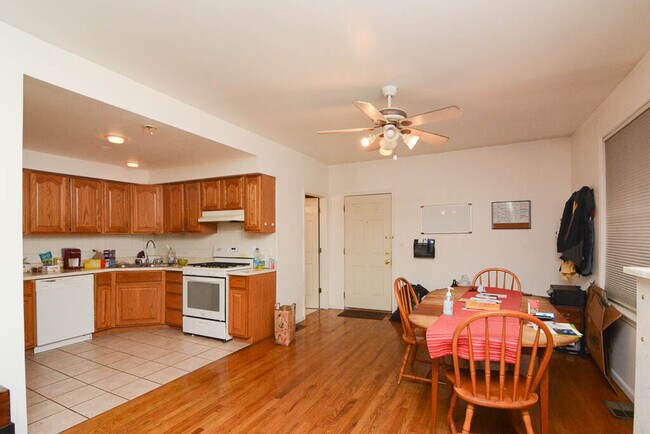 Photo - 1652 W Belmont Ave Unidad M2