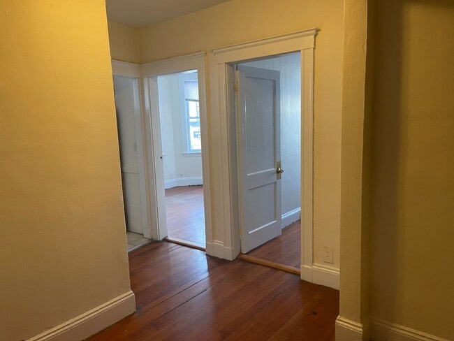 Photo - NO FEE Clean and spacious 3 bed split n Union Sq  , Laundry, Utilities Inc Students/pets ok