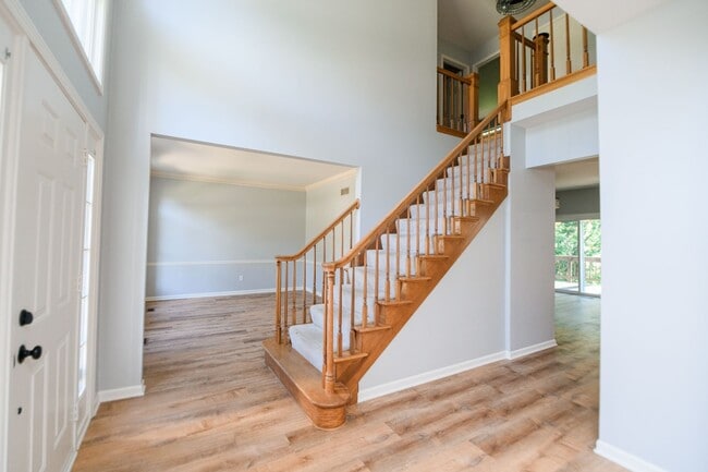 Photo - 5 bedroom / 2.5 bathroom Home for Rent in ...