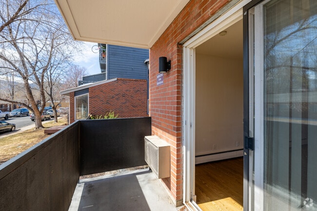 2BR, 1BA - 875SF - Balcony