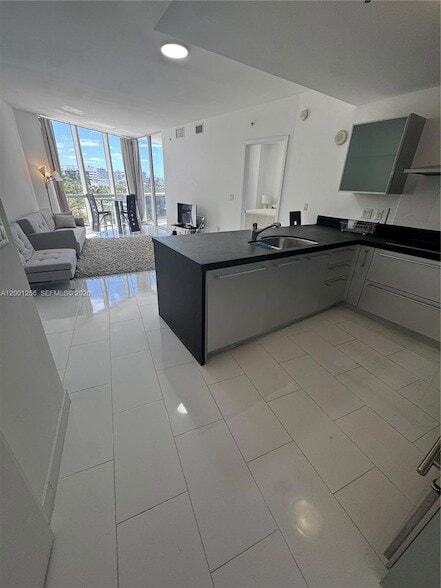 Building Photo - 18201 Collins Ave Unit 608