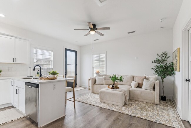 Building Photo - 211 Cicero St