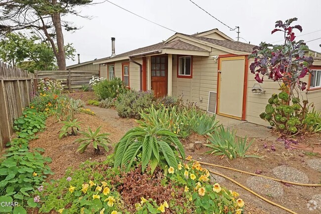 Building Photo - Quiet Fort Bragg Cottage Rental
