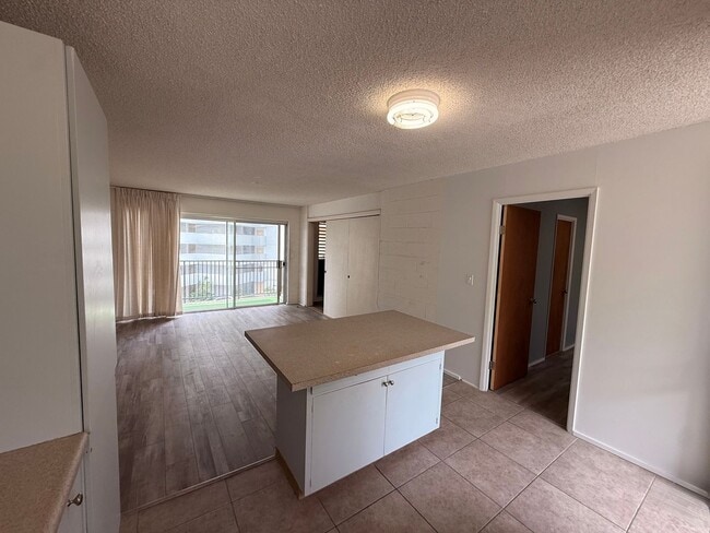 Photo - Fresh 2/1 Makiki Heights Condo with 1 Parking, Lanai, Pool, Open floor plan, & Walk-in closet Unit 309