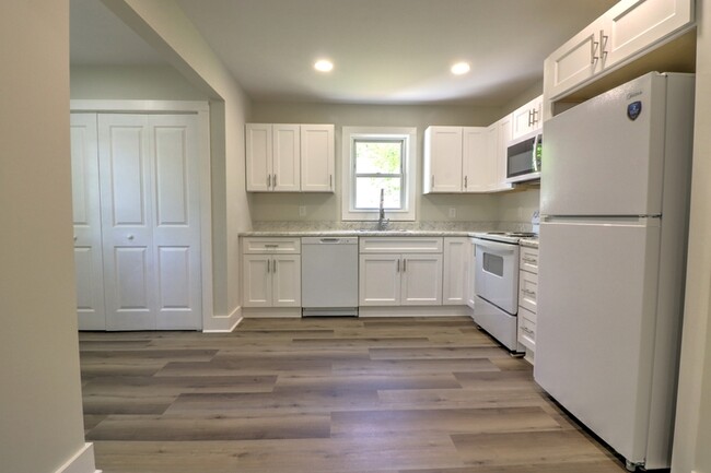 Photo - 100 Small St Casa