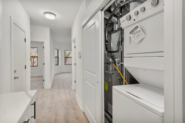 Photo - 1904 N Whipple St Unidad 103