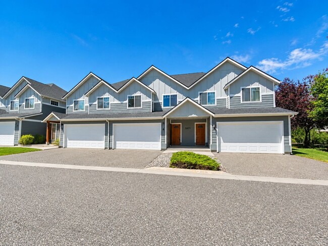 Building Photo - Beautiful 3 bedroom, 2 1/2 bathroom, townhouse with attached garage!