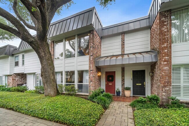 Building Photo - 8944 Chatsworth Dr