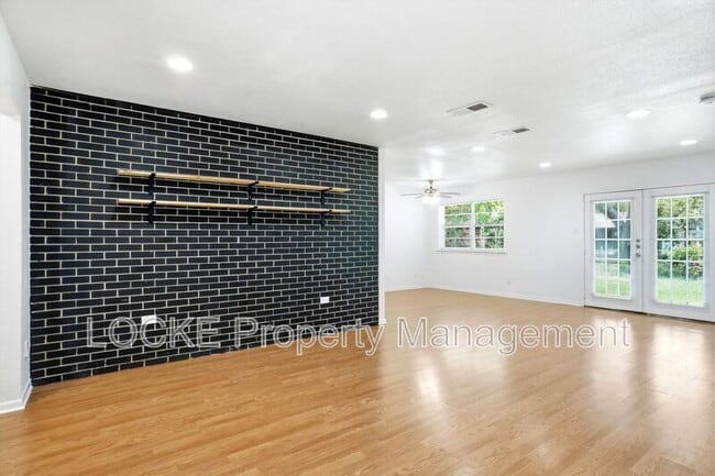 Photo - 924 Wisteria Way