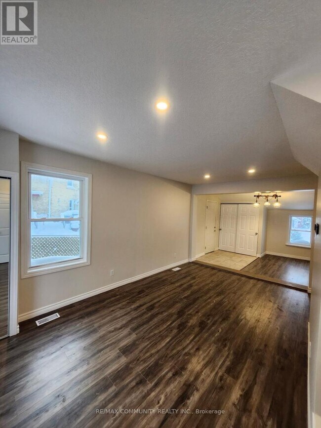 Photo - 115 Frederick St E