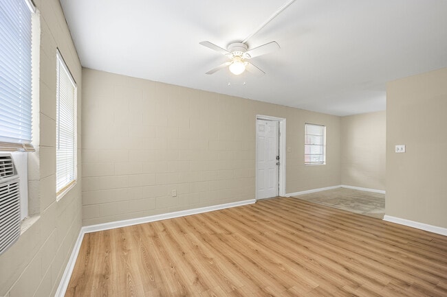 Photo - Palm Court Apartments