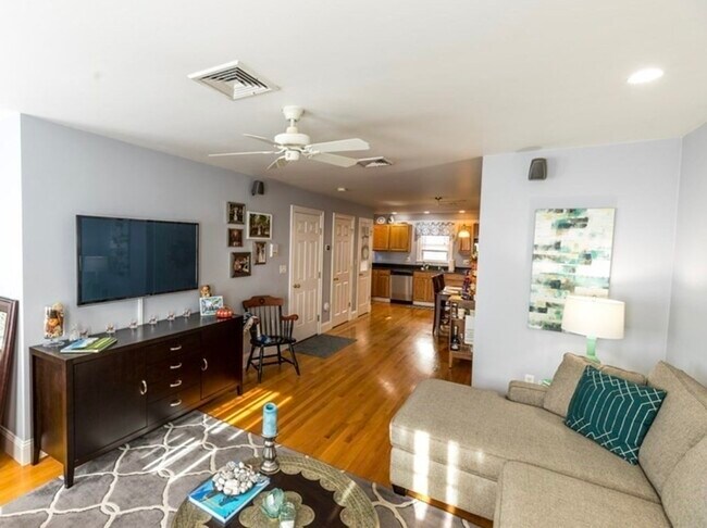 547 E 3rd St Unidad 2