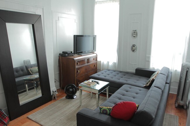 Living room - 732A Jefferson Ave Unidad 2