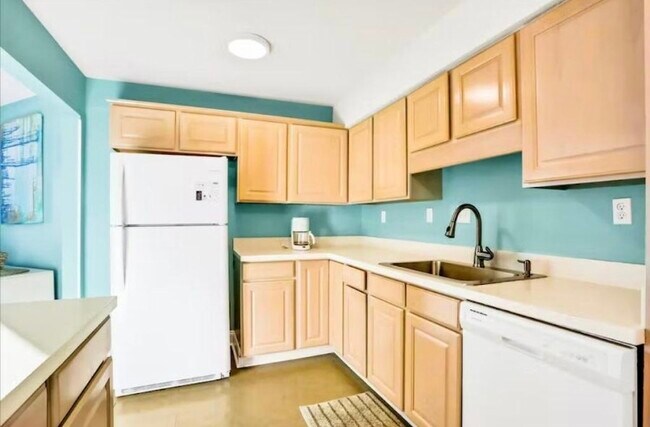 Cocina con amplio espacio de almacenamiento. - 930 Gulf Shore Dr Unidad #23