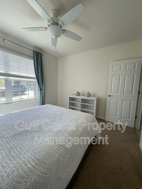 Photo - 733 Hadley St W