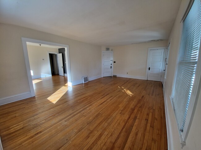 Building Photo - 3240 Pillsbury Ave S Unit Upper