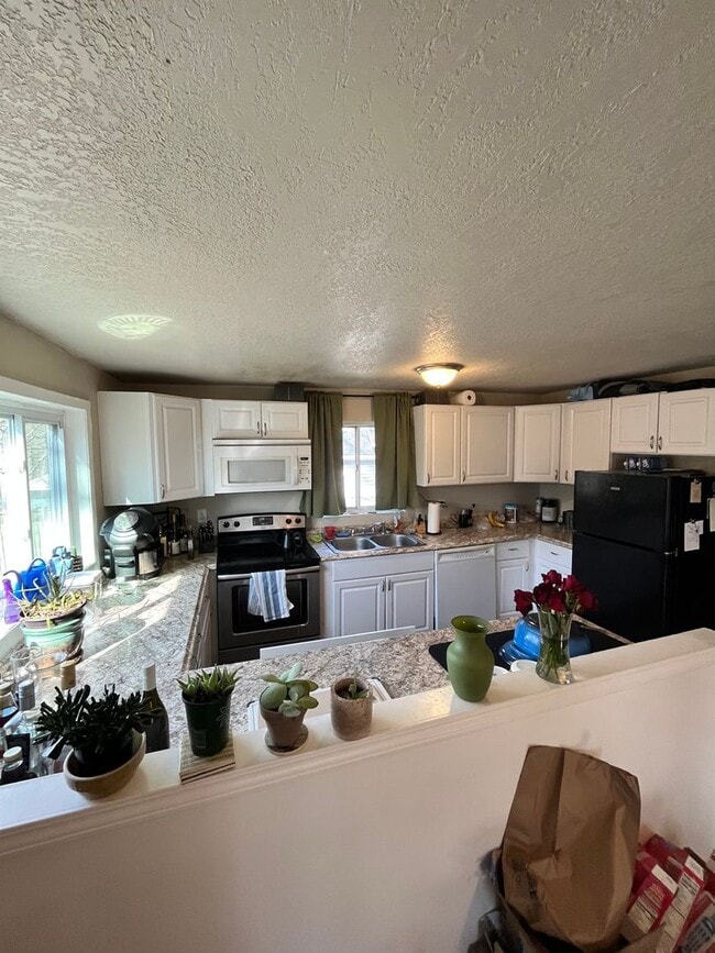 Photo - Stunning 4 Bed Home West of Drake