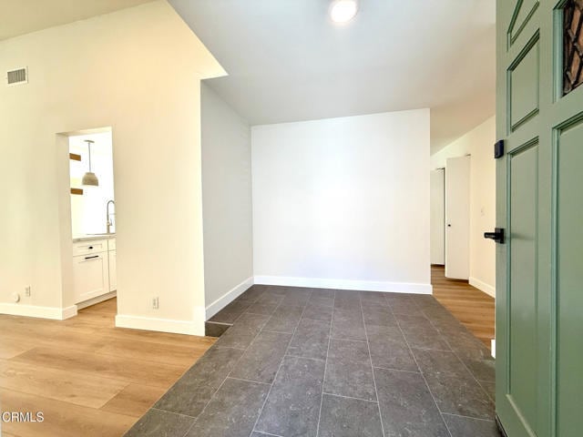 Photo - 532 Village Rd