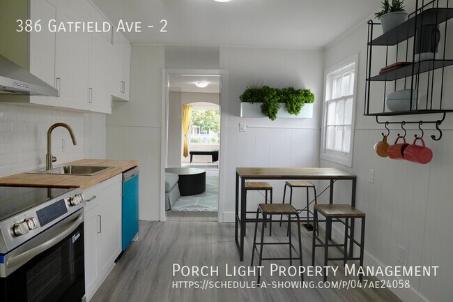 Building Photo - Renovated Main Floor 2 Bedroom plus Sunroom Unit 2