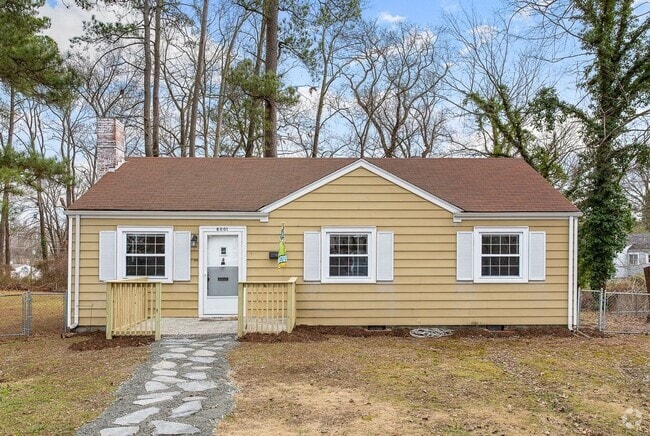Building Photo - ADORABLE BUNGALOW IN LAKESIDE Rental