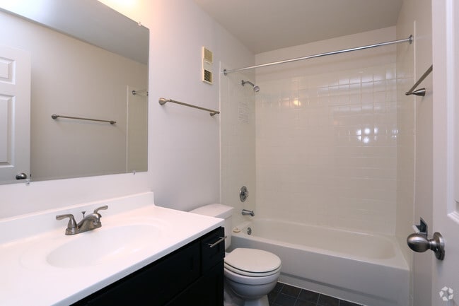 2BR, 1BA - 975SF - Bathroom - Surrey Place Apartments