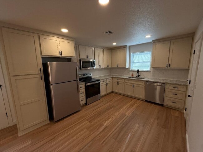 1813 W Union Pl