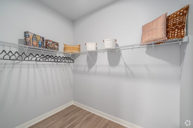 A7 Floor Plan 1BR, 1BA w/ Den - 915SF - Closet