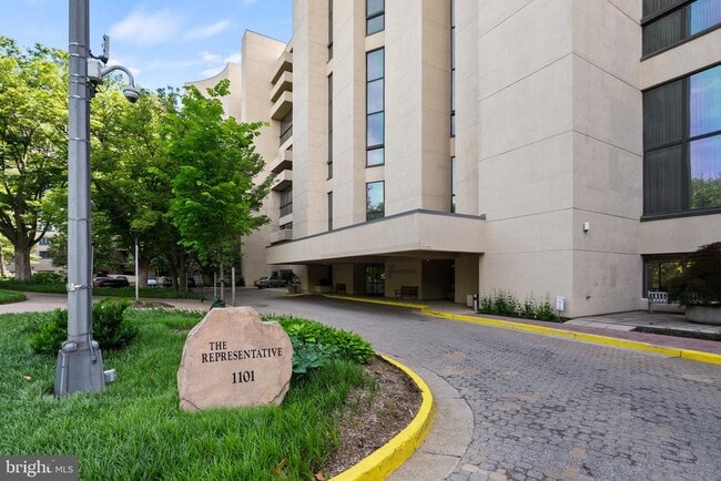 Building Photo - 1101 S Arlington Ridge Rd Unit 1107 Rental