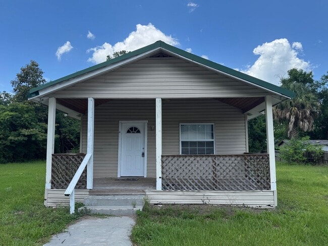 Building Photo - Charming 3 bedroom, 2 bath Florida Cracker-style home in Lake City