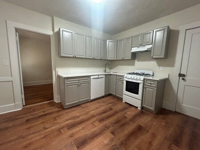 Building Photo - 8 Lakeville Rd Unit 1