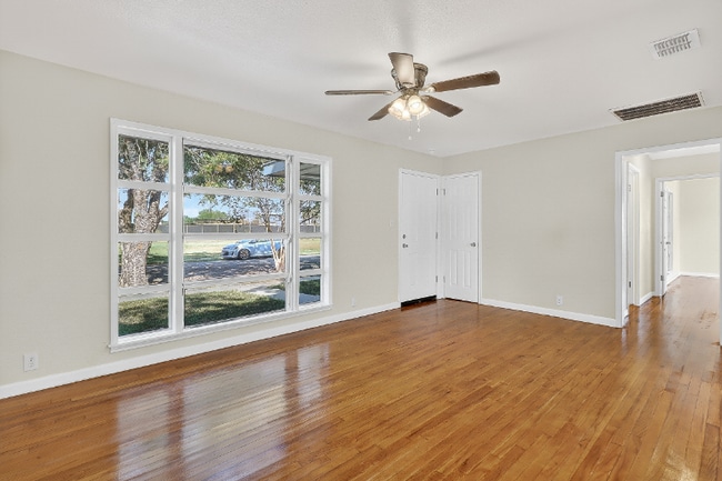 Photo - 4634 Weir Dr